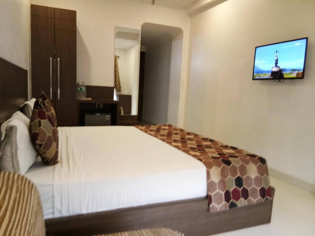 אגרה Hotel Delux Inn מראה חיצוני תמונה